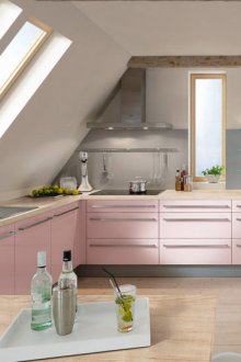 Ροζ-γκρι σουίτα στην σοφίτα κουζίνας