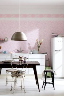 Ροζ, λευκό και μαύρο χρώμα στο εσωτερικό της κουζίνας