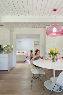 Ροζ καρέκλες και λάμπα στην κουζίνα