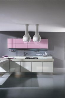 Ροζ, γκρι και λευκά χρώματα στο εσωτερικό μιας μεγάλης κουζίνας