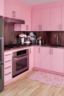 Μπεζ υπόγειο σε ροζ και γκρίζα κουζίνα.