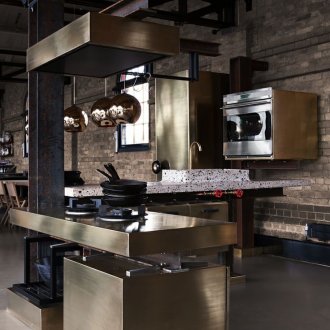 Κουζίνα με γκρίζα γκρίζα σοφίτα