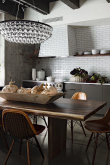 Μαύρος καναπές σοφίτας