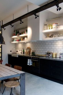 Κομψή μαύρη και άσπρη κουζίνα σοφίτας