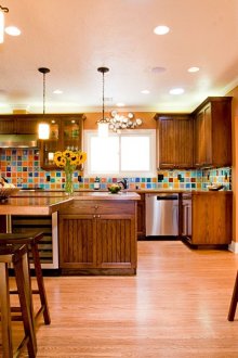 Πορτοκαλί τοίχους στην κουζίνα