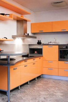 Μαύροι τόννοι σε μια λευκή και πορτοκαλί κουζίνα