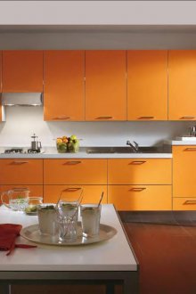 Όμορφη πορτοκαλί κουζίνα