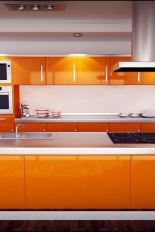 Πορτοκαλί κουζίνα στην κουζίνα με νησί