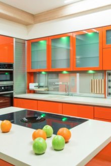 Πορτοκαλί και λευκή κουζίνα με νησί