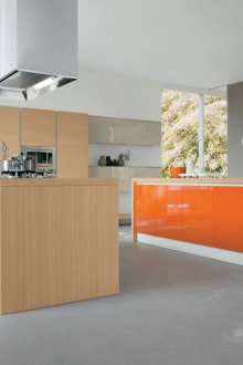 Μπεζ, πορτοκαλί και γκρίζα χρώματα στο εσωτερικό μιας ευρύχωρης κουζίνας