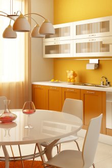 Πορτοκαλί, κίτρινα και λευκά χρώματα στο εσωτερικό της κουζίνας