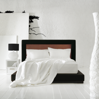 Λευκοί τοίχοι και δάπεδο στο υπνοδωμάτιο