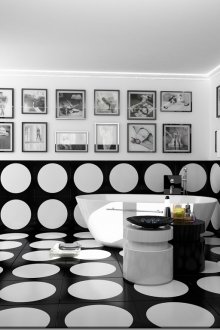 Λευκή οροφή σε μαύρο και άσπρο λουτρό