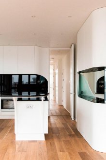 Μαύρο και άσπρο έπιπλα στην κουζίνα