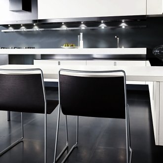 Μοντέρνα μαύρη και άσπρη κουζίνα