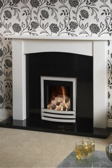 Μαύρο και άσπρο floral ταπετσαρία στο σαλόνι