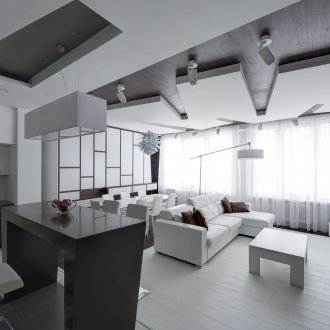 Ευρύχωρο μαύρο και άσπρο σαλόνι-κουζίνα