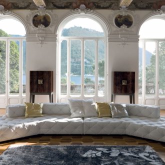 Ανοιξιάτικος καναπές στο εσωτερικό