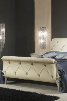 Ροζ καναπέ σε ένα φιλικό προς το περιβάλλον εσωτερικό