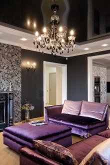 Μωβ καναπέδες και pouf στο στυλ art deco στο σαλόνι