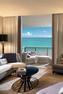 Μπεζ, μαύρο, λιλά και γκρι χρώματα στο σαλόνι.