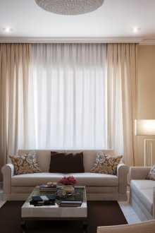 Μπεζ, σοκολάτα και λευκά χρώματα στο εσωτερικό του καθιστικού.