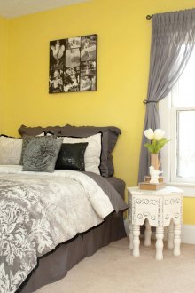 Ο συνδυασμός του κίτρινου, του γκρι και του λευκού στην κρεβατοκάμαρα