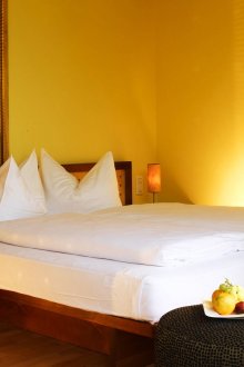 Κίτρινα, λευκά και καφέ χρώματα στο εσωτερικό του υπνοδωματίου