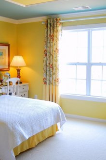 Κίτρινο και μπλε οροφή στο υπνοδωμάτιο
