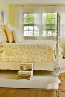 Λευκή και κίτρινη κρεβατοκάμαρα