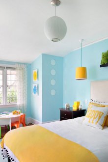 Μπλε τοίχοι σε ένα φυτώριο με κίτρινες προεκτάσεις