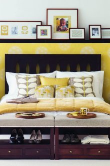 Κίτρινο τοίχο και κρεβάτι στο υπνοδωμάτιο