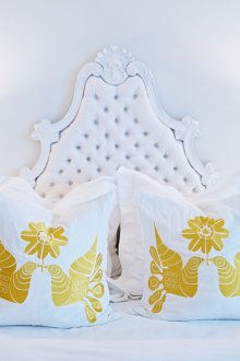 Κίτρινο λευκό υπνοδωμάτιο