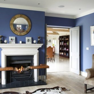 Λευκή οροφή σε μπλε και άσπρο καθιστικό με τζάκι