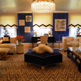 Λευκή οροφή σε ένα μπεζ και λευκό καθιστικό