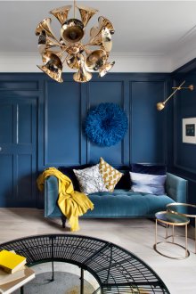 Τα χρυσά φώτα σε ένα μπλε σαλόνι