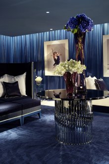 Λαμπερές μπλε κουρτίνες στο σαλόνι