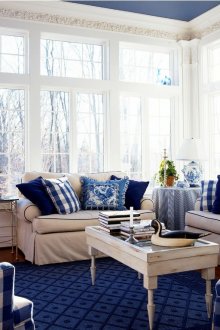 Μπλε και άσπρο σαλόνι στυλ εξοχής