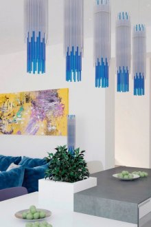 Μπλέ καναπές στο σαλόνι-κουζίνα