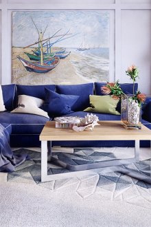 Μπλε καναπέ γωνία και λευκή ξαπλώστρα στο σαλόνι-κουζίνα