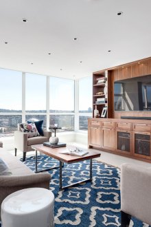 Λευκό πάτωμα καθιστικού με μπλε πινελιές