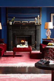 Καφέ δάπεδο σε ένα μπλε-κόκκινο καθιστικό