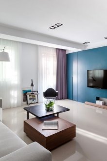 Μπλε τοίχο σε ένα φωτεινό εσωτερικό καθιστικό