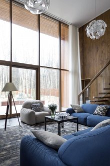 Μπλε, γκρι, καφέ και λευκά χρώματα στο εσωτερικό του καθιστικού