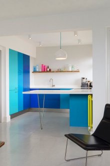 Μπλε προφορά στο εσωτερικό του σαλόνι-κουζίνα