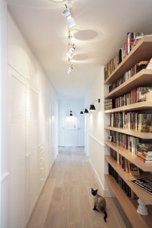 Κατευθυντικά φώτα οροφής και φώτα τοίχου στο διάδρομο