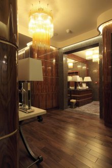 Όμορφος πολυέλαιος στο διάδρομο