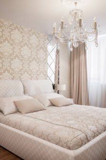 Μπεζ και λευκό δωμάτιο με καφέ δάπεδο και καθρέφτες.