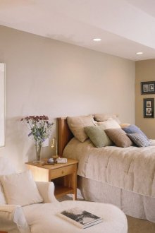 Μπεζ και λευκό άνετο υπνοδωμάτιο