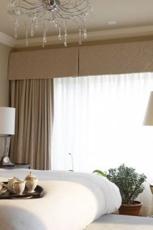 Μπεζ, καφέ και λευκά χρώματα στο υπνοδωμάτιο.